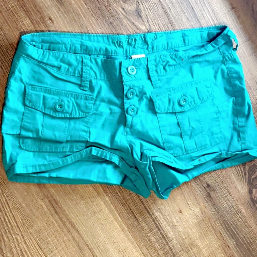 perfect for summer, Size medium Women’s teal blue shorts.